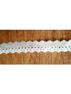   Csipke szalag – Fehér madeira csipke kis körös mintával, 2,2cm