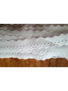   Csipke szalag – Fehér madeira csipke kis körös mintával, 2,2cm